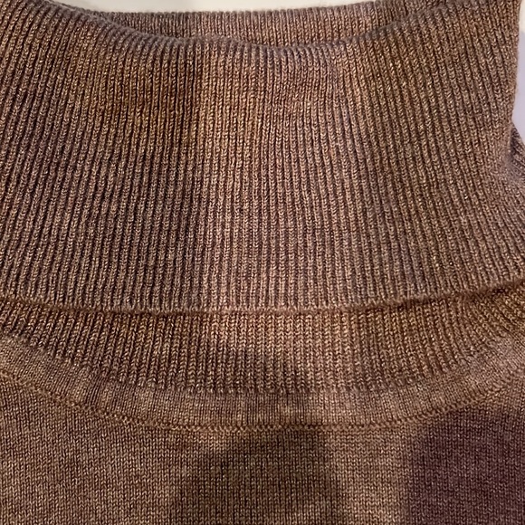 Reitmans Turtleneck sweater Sleeves buttons - Picture 3 of 4